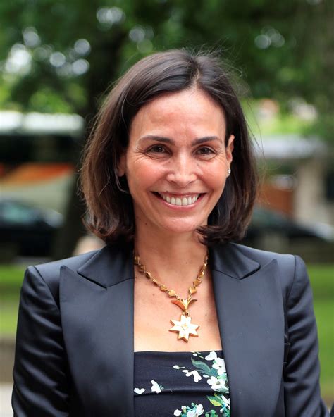 Vestido de flores, bolso de Prada y una gran cruz de Malta: Inés 